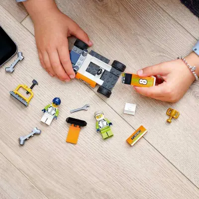 LEGO City Yarış Arabası 60322 - 4