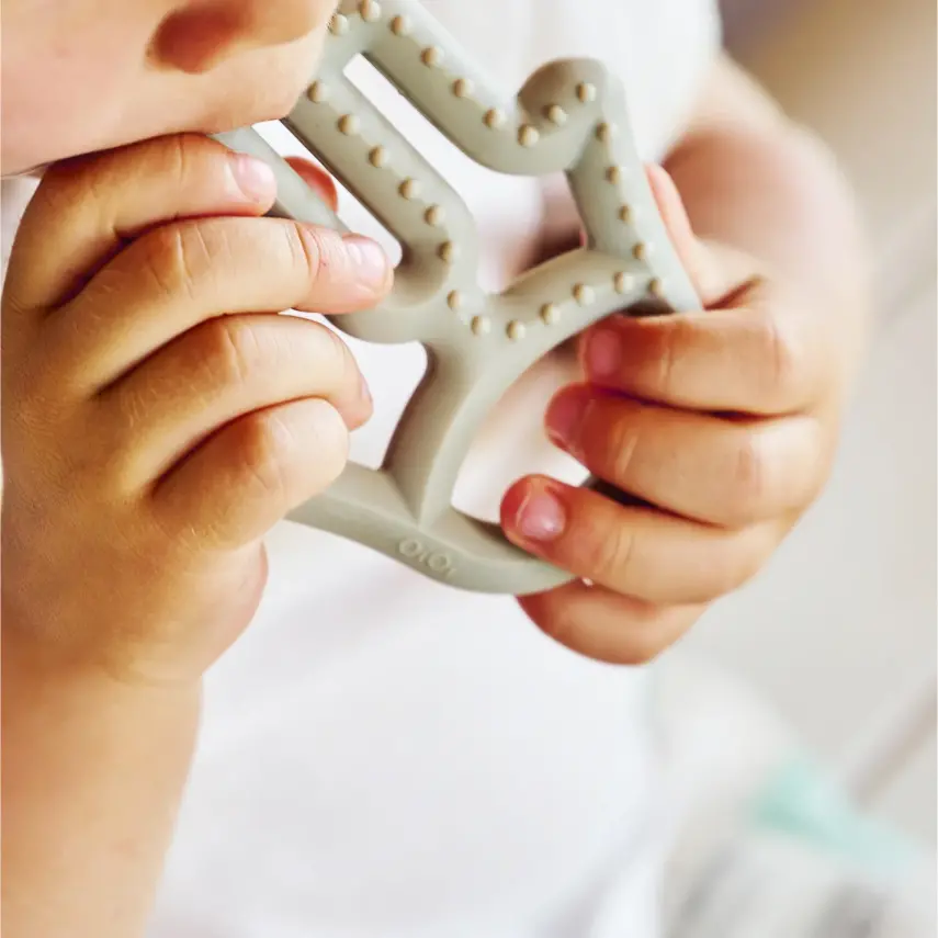 OiOi Annenin Eli Diş Kaşıyıcı 3+ Ay Pinky Pink - 2