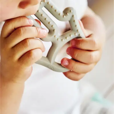 OiOi Annenin Eli Diş Kaşıyıcı 3+ Ay Velvet Rose - 8