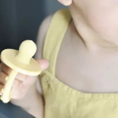 Oioi Gummy Silikon Diş Kaşıyıcı 3+ Ay Mellow Yellow - 4