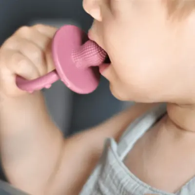 OiOi Gummy Silikon Diş Kaşıyıcı 3+ Ay Pinky Pink - 7