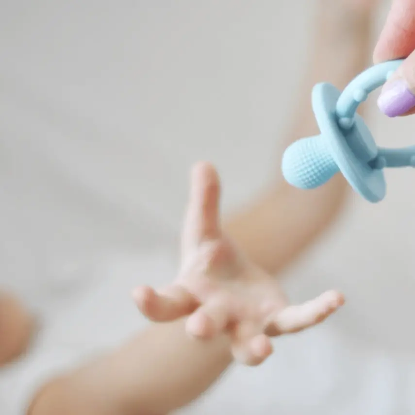 OiOi Gummy Silikon Diş Kaşıyıcı 3+ Ay Pinky Pink - 2