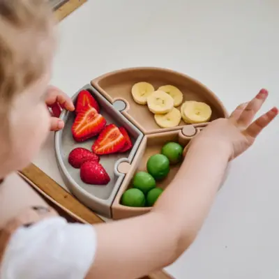 OiOi Puzzle Vakumlu Mama Tabağı + Nam Nam Mama Kaşığı Woody Brown - Powder Grey - 3